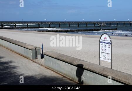 3 aprile 2020, Mecklenburg-Vorpommern, Kühlungsborn: La spiaggia della località del Mar Baltico è deserta. A causa delle severe restrizioni nella vita pubblica, l'inizio tradizionale della stagione nel Mar Baltico a Pasqua sarà annullato quest'anno. Foto: Bernd Wüstneck/dpa-Zentralbild/dpa Foto Stock