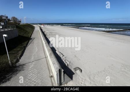 3 aprile 2020, Mecklenburg-Vorpommern, Kühlungsborn: La passeggiata e la spiaggia orientale al molo sono deserte. A causa delle severe restrizioni nella vita pubblica, l'inizio tradizionale della stagione nel Mar Baltico a Pasqua sarà annullato quest'anno. Foto: Bernd Wüstneck/dpa-Zentralbild/dpa Foto Stock