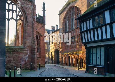 Vecchia Cattedrale di Coventry e Bayley Lane subito dopo l'alba in primavera. Coventry, West Midlands, Inghilterra Foto Stock