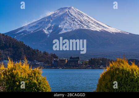 Neve coperta Monte Fuji e Lago Kawaguchi Foto Stock