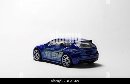 Subaru Rally auto in rally blu. Modello di rivestimento STI con specifiche rally numero di carro 12. Cerchi bianchi e cappotta Subaru tradizionale. Da quattro angolazioni diverse. Foto Stock