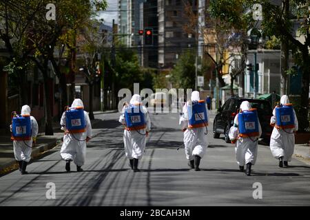 La Paz, Bolivia. 3 Aprile 2020. I lavoratori urbani disinfettano le strade di la Paz mentre il numero di casi confermati continua ad aumentare. Foto Stock