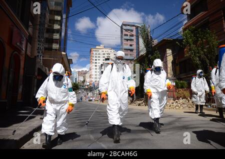 La Paz, Bolivia. 3 Aprile 2020. I lavoratori urbani disinfettano le strade di la Paz mentre il numero di casi confermati continua ad aumentare. Foto Stock