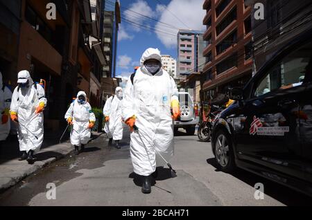 La Paz, Bolivia. 3 Aprile 2020. I lavoratori urbani disinfettano le strade di la Paz mentre il numero di casi confermati continua ad aumentare. Foto Stock