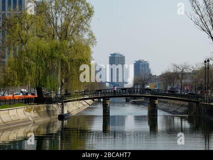 Bucarest, Romania - 30 marzo 2020: Vista con un ponte sul fiume Dambovita a Bucarest. Foto Stock