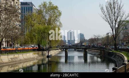Bucarest, Romania - 30 marzo 2020: Vista con un ponte sul fiume Dambovita a Bucarest. Foto Stock