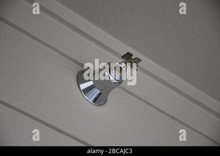 Sprinkler antincendio posizionati in primo piano sulla parete.apparecchiature antincendio, sprinkler su sfondo grigio.estintore automatico antincendio della testa selezionato f Foto Stock