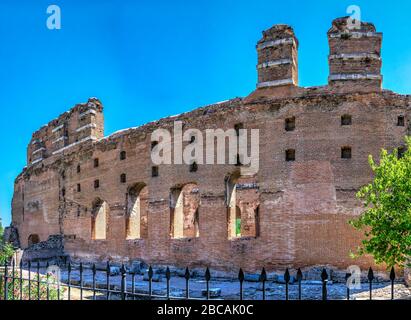 Rovine della Basilica Rossa o il Tempio di Serapis nella città greca antica Pergamon in Turchia in una giornata estiva soleggiata Foto Stock