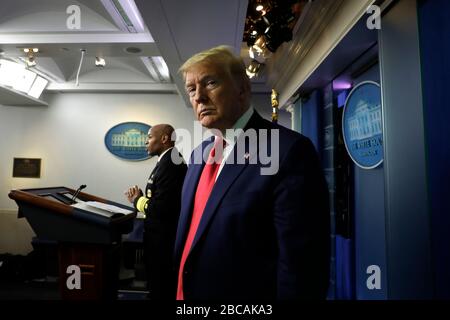 Washington DC, Stati Uniti. 03rd Apr, 2020. Il presidente degli Stati Uniti Donald J. Trump attende da parte di Jerome M. Adams, M.D., M.P. H., chirurgo generale statunitense, durante un briefing stampa sulla pandemia di COVID-19 con i membri della Coronavirus Task Force alla Casa Bianca di Washington il 3 aprile 2020. Credito: Yuri Gripas/Pool via CNP/MediaPunch credito: MediaPunch Inc/Alamy Live News Foto Stock