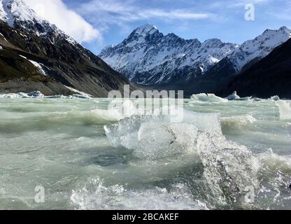 Aoraki (Monte Cook) dal lago glaciale di Hooker con ghiaccio glaciale in primo piano Foto Stock