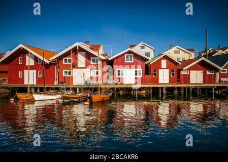 Svezia, Bohuslan, Kungshamn, baracche rosse di pesca nel Fisketangen, vecchio quartiere di pescatori Foto Stock