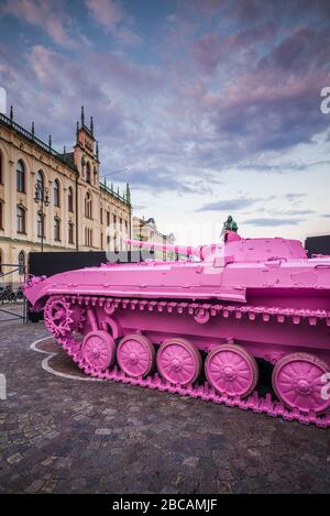 Svezia, Narke, Orebro, Pink Tank, ex blocco sovietico BMP-1 Tank, dipinto di rosa dall'artista ceco David Cerny come un simbolo gay Pride per l'Orebro Open Ar Foto Stock