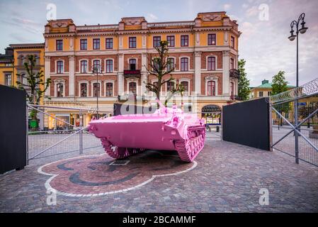 Svezia, Narke, Orebro, Pink Tank, ex blocco sovietico BMP-1 Tank, dipinto di rosa dall'artista ceco David Cerny come un simbolo gay Pride per l'Orebro Open Ar Foto Stock