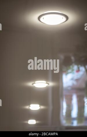 Plafoniere LED incorporate su un soffitto lucido stretch. Foto Stock