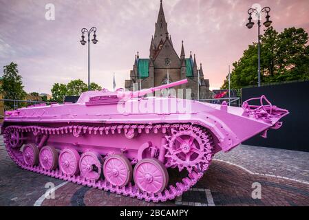 Svezia, Narke, Orebro, Pink Tank, ex blocco sovietico BMP-1 Tank, dipinto di rosa dall'artista ceco David Cerny come un simbolo gay Pride per l'Orebro Open Ar Foto Stock