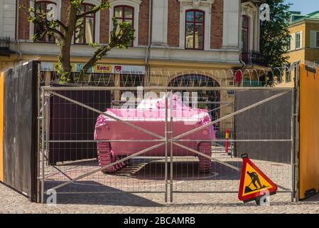 Svezia, Narke, Orebro, Pink Tank, ex blocco sovietico BMP-1 Tank, dipinto di rosa dall'artista ceco David Cerny come un simbolo gay Pride per l'Orebro Open Ar Foto Stock