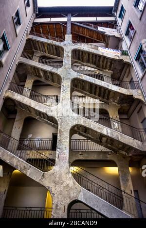 Scale nella Cour des Voraces nel quartiere Croix Rousse. Costruito intorno al 1840. La scena della rivolta dei Canuts, lavoratori della seta di Lione, nel 1849. M Foto Stock