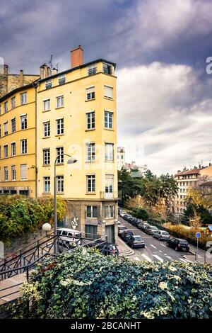 Casa d'angolo nel quartiere Croix-Rousse. Lione è patrimonio dell'umanità dell'UNESCO dal 1998. Ex roccaforte della tessitura industriale della seta. Foto Stock