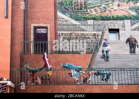 Le Mur des Canuts nel quartiere Croix-Rousse di Lione, creato per la prima volta nel 1987, modificato nel 1997 e dal 2013 la versione finale. Con 12 Foto Stock