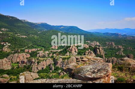 Paesaggio panoramico bulgaro con montagne e foreste come visto dalle Belogradchick Rocks, vista incredibile nelle formazioni rocciose simbolo della Bulgaria Foto Stock