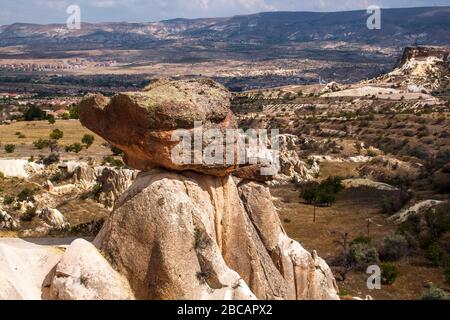 Vista dei famosi Chimneys di sabbia Twin Fairy, in Urgup, Cappadocia zona, Turchia Foto Stock