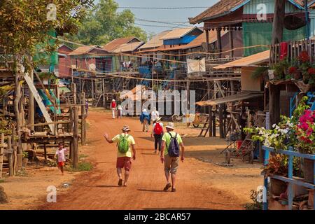 Gruppo di turisti in visita villaggio di pescatori sul lago Tonle SAP in Cambogia Foto Stock