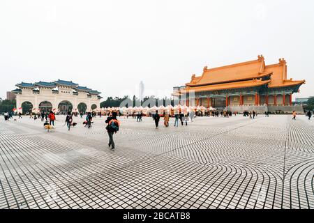 Sala del Teatro Nazionale di Taiwan con i turisti al cancello principale e Piazza Nazionale della democrazia di Taiwan di Chiang Kai-Shek Memorial Hall. Foto Stock