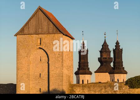 Svezia, Gotland Island, Visby, 12th secolo mura della città, più completo midieval città muro in Europa, Osterport Tower, alba Foto Stock