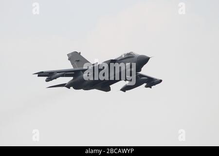ZA541, una Panavia Tornado GR4 che indossa i contrassegni di 12 Squadron, Royal Air Force, all'Aeroporto Internazionale di Prestwick in Ayrshire. Foto Stock