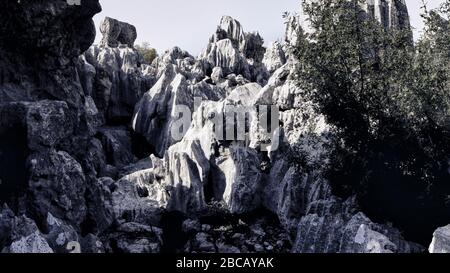 Monte Libano, Zaarour. Angolo basso per rocce edgy in montagna Foto Stock