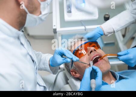 Uomo trattamento denti in clinica foto di stock Foto Stock