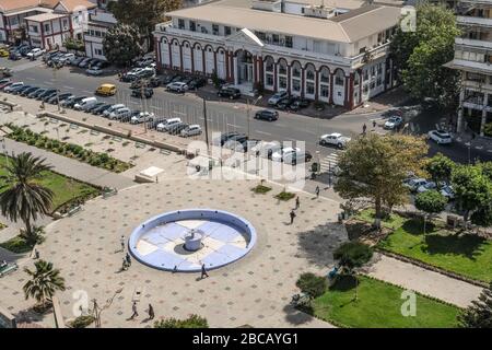 Dakar. 3rd Apr, 2020. Foto scattata il 3 aprile 2020 mostra Piazza Indipendenza a Dakar, Senegal. Venerdì il Senegal ha segnalato 207 casi confermati di COVID-19. Tra questi, uno è scomparso, ma un totale di 66 pazienti sono stati curati, il più alto in Africa occidentale finora. Credito: Eddy Peters/Xinhua/Alamy Live News Foto Stock