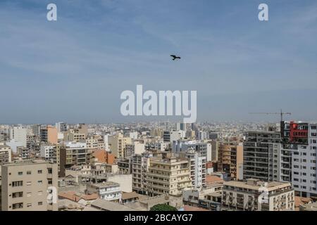 Dakar. 3rd Apr, 2020. Foto scattata il 3 aprile 2020 mostra una vista di Dakar, Senegal. Venerdì il Senegal ha segnalato 207 casi confermati di COVID-19. Tra questi, uno è scomparso, ma un totale di 66 pazienti sono stati curati, il più alto in Africa occidentale finora. Credito: Eddy Peters/Xinhua/Alamy Live News Foto Stock