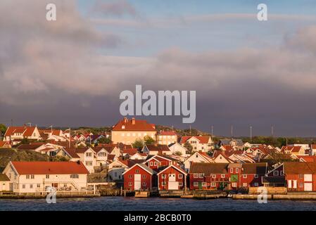 Svezia, Bohuslan, Isola di Tjorn, Skarhamn, skyline della città, tramonto Foto Stock