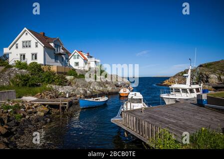 Svezia, Bohuslan, Isola di Tjorn, Ronnang, villaggio e porto Foto Stock