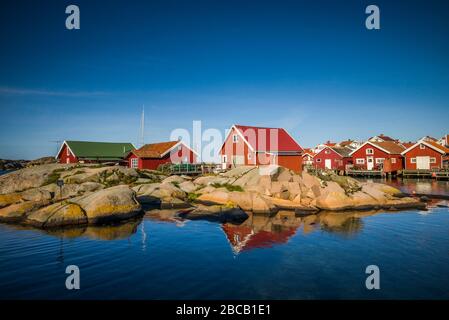 Svezia, Bohuslan, Kungshamn, baracche rosse di pesca nel Fisketangen, vecchio quartiere di pescatori Foto Stock