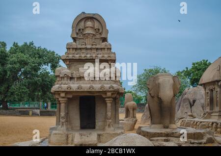 Il Tempio di Seashore, Ganesh Ratha, Five Rathas, la penitenza di Arjuna sono siti Patrimonio dell'Umanità dell'UNESCO, situato a Mamallapuram aka Mahabalipuram in Tamil Nadu, Ind Foto Stock