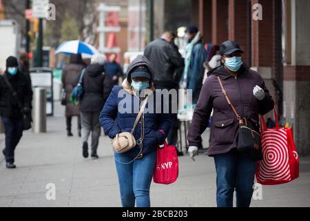 New York, Stati Uniti. 3rd Apr, 2020. I pedoni che indossano maschere facciali sono visti in una strada nel quartiere Brooklyn di New York, gli Stati Uniti, il 3 aprile 2020. Il presidente degli Stati Uniti Donald Trump ha detto venerdì che i Centri per il controllo e la prevenzione delle malattie (CDC) ora raccomanda che gli americani indossino rivestimenti per il viso in tessuto per proteggere contro COVID-19. "Il CDC sta consigliando l'uso di rivestimenti non medici in tessuto come misura volontaria per la salute", ha detto Trump a una sessione informativa sulla Casa Bianca. "È volontario. Hanno suggerito per un periodo di tempo." Credito: Michael Nagle/Xinhua/Alamy Live News Foto Stock