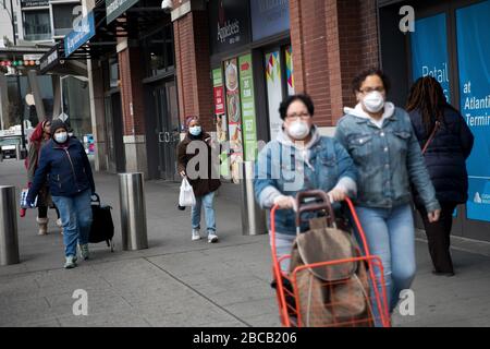 New York, Stati Uniti. 3rd Apr, 2020. I pedoni che indossano maschere facciali sono visti in una strada nel quartiere Brooklyn di New York, gli Stati Uniti, il 3 aprile 2020. Il presidente degli Stati Uniti Donald Trump ha detto venerdì che i Centri per il controllo e la prevenzione delle malattie (CDC) ora raccomanda che gli americani indossino rivestimenti per il viso in tessuto per proteggere contro COVID-19. "Il CDC sta consigliando l'uso di rivestimenti non medici in tessuto come misura volontaria per la salute", ha detto Trump a una sessione informativa sulla Casa Bianca. "È volontario. Hanno suggerito per un periodo di tempo." Credito: Michael Nagle/Xinhua/Alamy Live News Foto Stock