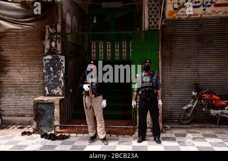 3 aprile 2020: Peshawar, Pakistan. 03 marzo 2020. I devoti perfezionano la preghiera del venerdì in una moschea di Peshawar, nel Pakistan settentrionale. I fedeli mantengono una certa distanza come parte della misura preventiva imposta dalle autorità per frenare la diffusione del virus Corona nel paese Credit: Hasnain Ali/IMAGESLIVE/ZUMA Wire/Alamy Live News Foto Stock