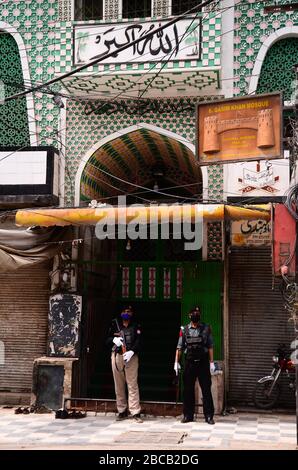 3 aprile 2020: Peshawar, Pakistan. 03 marzo 2020. I devoti perfezionano la preghiera del venerdì in una moschea di Peshawar, nel Pakistan settentrionale. I fedeli mantengono una certa distanza come parte della misura preventiva imposta dalle autorità per frenare la diffusione del virus Corona nel paese Credit: Hasnain Ali/IMAGESLIVE/ZUMA Wire/Alamy Live News Foto Stock