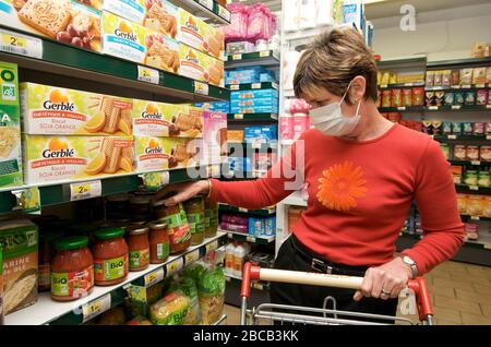 Il cliente si protegge dalle infezioni indossando una maschera facciale, in Francia Foto Stock