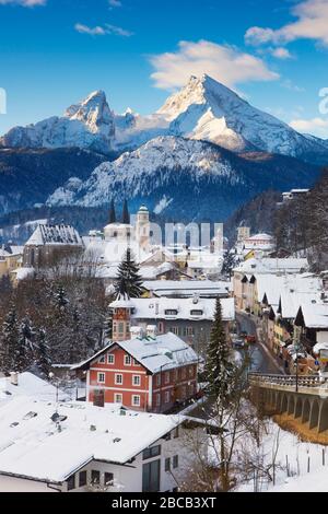 Germania, Oberbayern, Berchtesgaden, Vista della città e del monte Watzmann in inverno Foto Stock