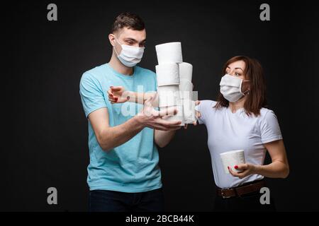 Donna che afferra carta igienica dall'uomo. Donna che afferra carta igienica da un giovane uomo Foto Stock