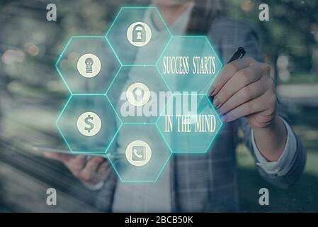 La scrittura della nota mostra il successo inizia nella mente. Il concetto di business per impostare la tua mente alla positività che può andare un modo lungo Foto Stock