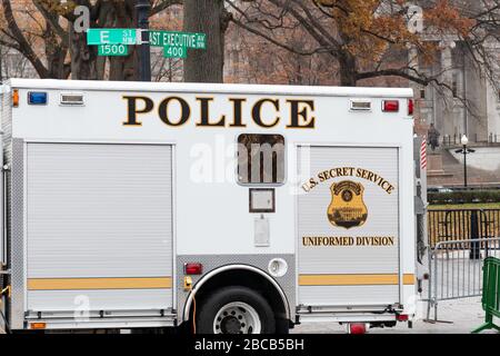 Un camion della polizia di servizio segreto (divisione uniforme) davanti al palazzo del Tesoro degli Stati Uniti a Washington, DC accanto alla Casa Bianca. Foto Stock
