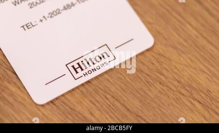 Il logo Hilton Honors, un programma di premi degli Hilton Hotels sul retro di una keycard dell'hotel. Foto Stock