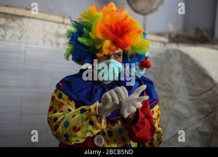 Khan Yunis, Palestina. 03rd Apr, 2020. Un clown preparare intrattenere i bambini palestinesi a causa della pandemia del nuovo virus Corona (COVID-19) a Khan Yunis, nella striscia di Gaza meridionale, Palestina, 3 aprile 2020. (Foto di Yousef Masoud/INA Photo Agency /Sipa USA) Credit: Sipa USA/Alamy Live News Foto Stock