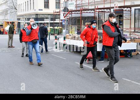 Vienna, Austria. 04th Apr, 2020. Le restrizioni all'uscita in Austria sono state estese al 13 aprile 2020. I mercati degli agricoltori possono ancora essere aperti. I funzionari dell'ufficio di mercato forniscono ai visitatori istruzioni sulla sicurezza. Credito: Franz PERC / Alamy Live News Foto Stock