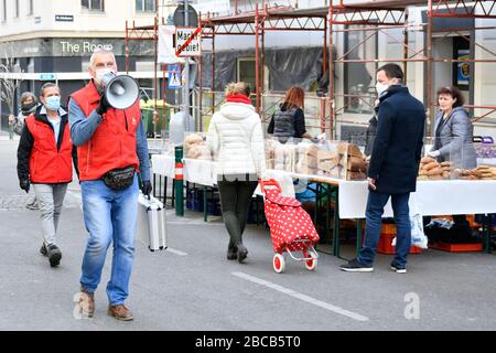 Vienna, Austria. 04th Apr, 2020. Le restrizioni all'uscita in Austria sono state estese al 13 aprile 2020. I mercati degli agricoltori possono ancora essere aperti. I funzionari dell'ufficio di mercato forniscono ai visitatori istruzioni sulla sicurezza. Credito: Franz PERC / Alamy Live News Foto Stock